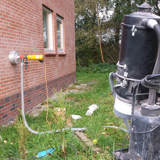 Boorinstallatie actief aan de buitenkant van een gebouw.