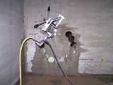 Gaten in de muur geboord met water.
